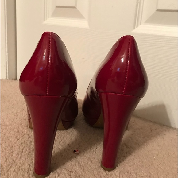 Shiny candy-apple Red 4” heels - Picture 4 of 4
